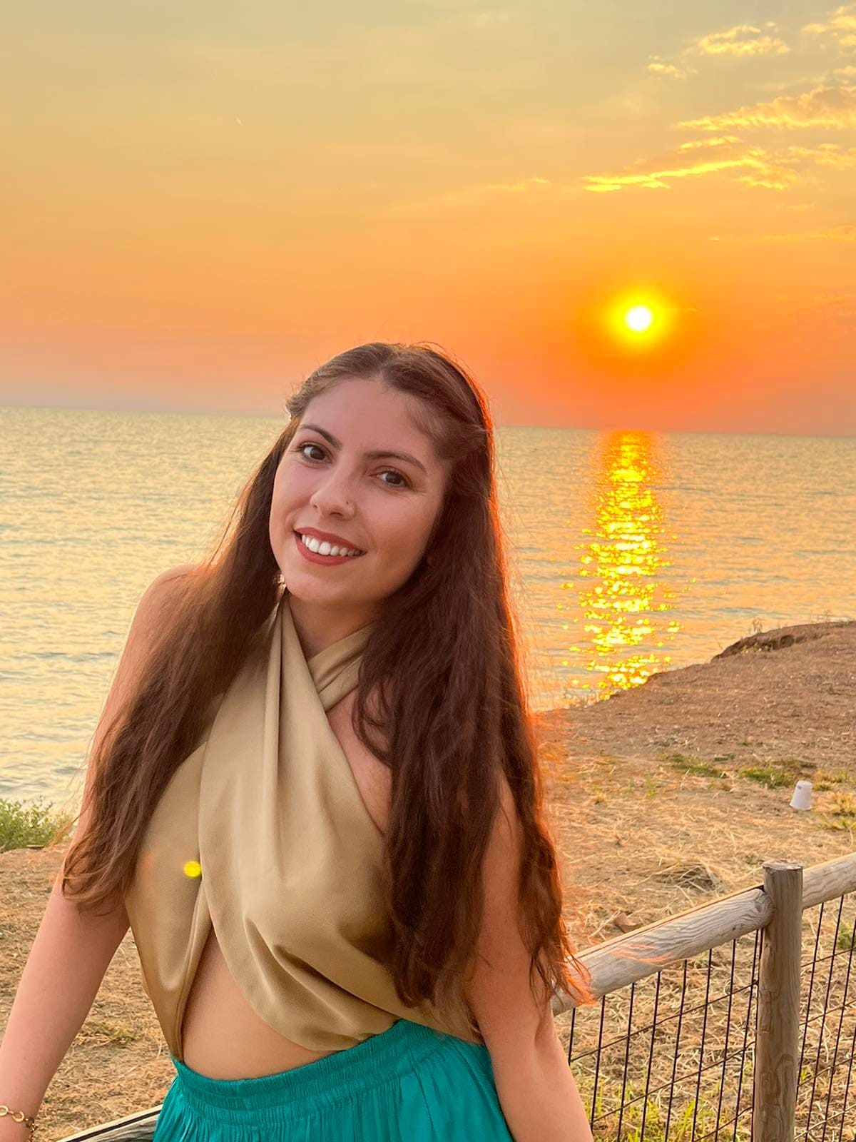 Πορτρέτο της Ελευθερίας Αποστολίδου μπροστά σε ηλιοβασίλεμα δίπλα στη θάλασσα